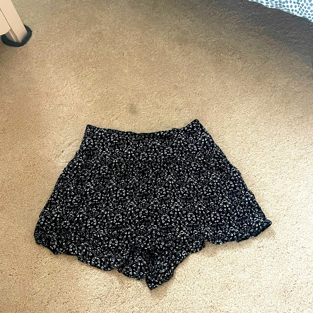 High waisted flowy flower shorts/ very flattering